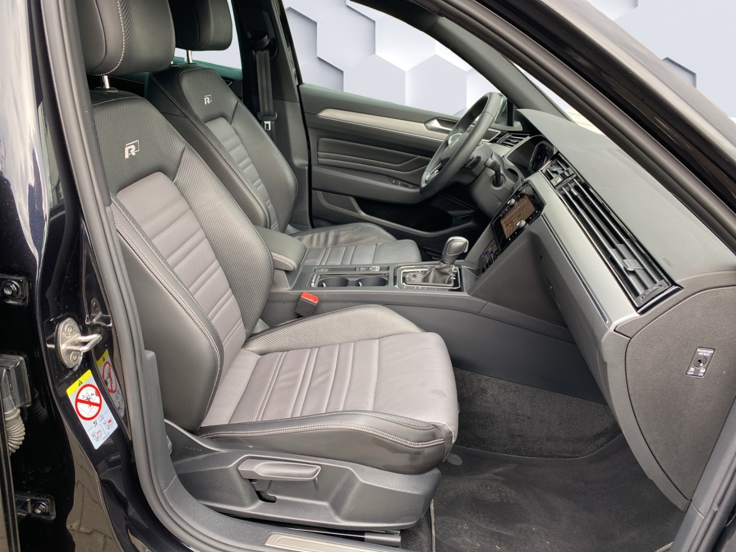 Passat Variant Elegance 1.5 TSI OPF 110 kW 7-Gang-DSG AHZV IQ-Light Navi Digital Cockpit R-Line