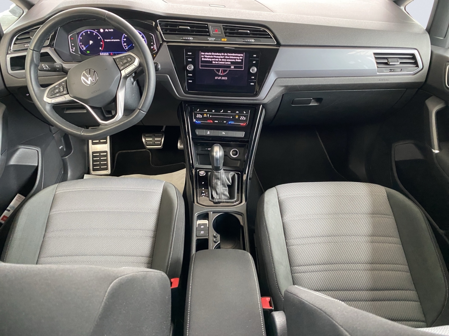 Touran Highline R-Line 1.5TSi DSG 110kW AHZV LED AppConnect PDC Rückfahrkamera