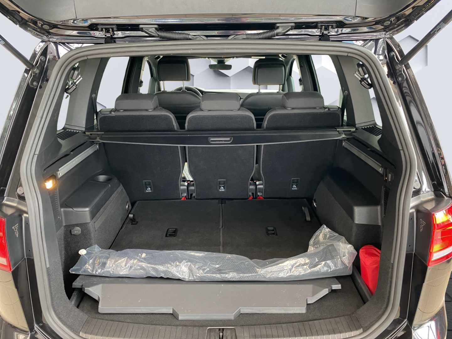 Touran Highline R-Line 1.5TSi DSG 110kW AHZV LED AppConnect PDC Rückfahrkamera