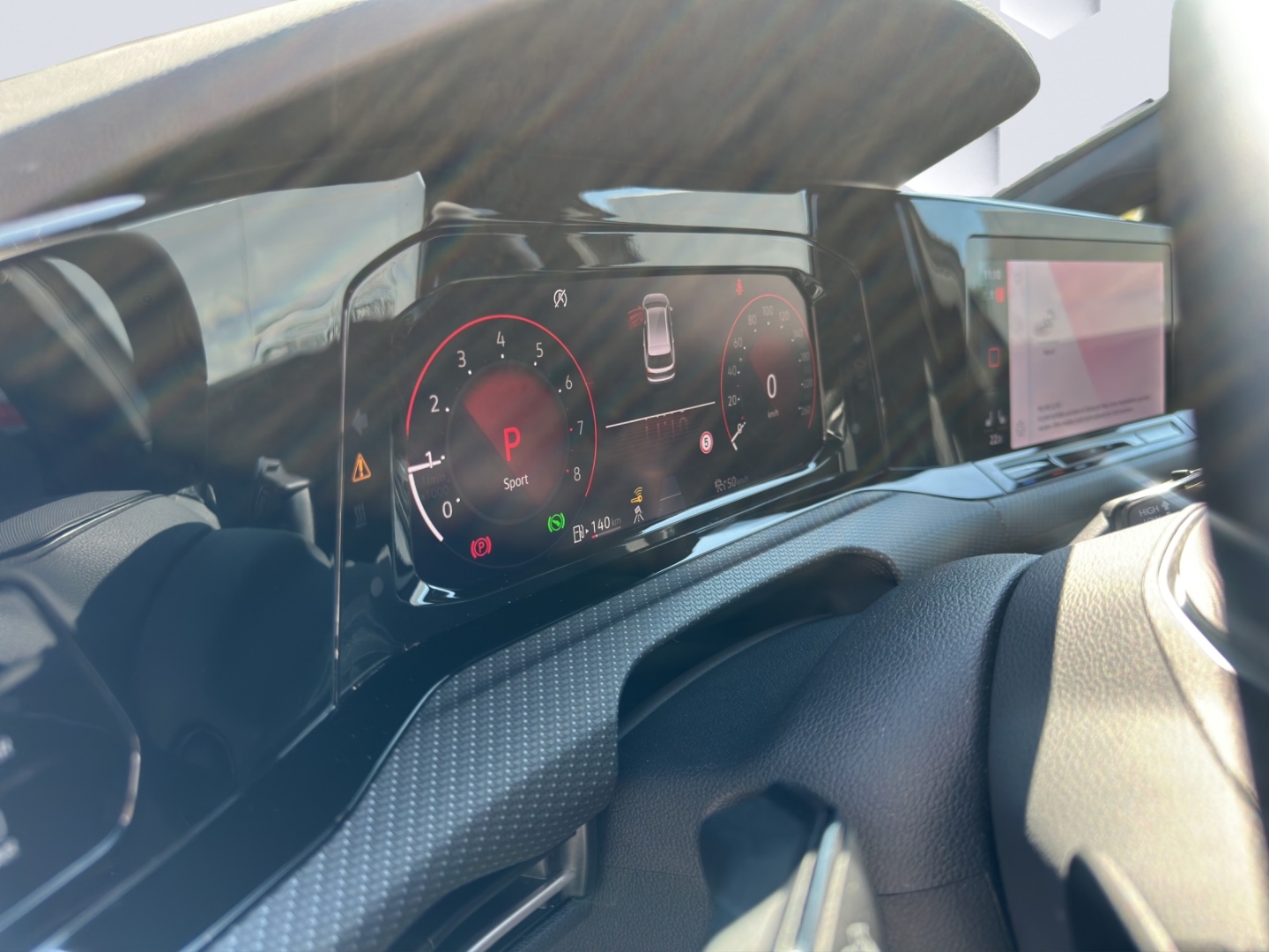 Golf Variant VIII Mildhybrid R-Line 1.5 eTSI DSG Black Style AHZV PDC Rückfahrkamera