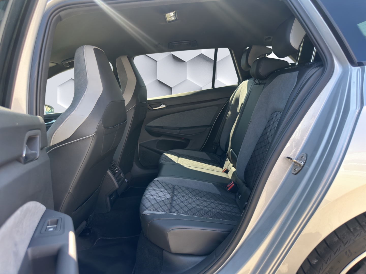 Golf Variant VIII Mildhybrid R-Line 1.5 eTSI DSG Black Style AHZV PDC Rückfahrkamera