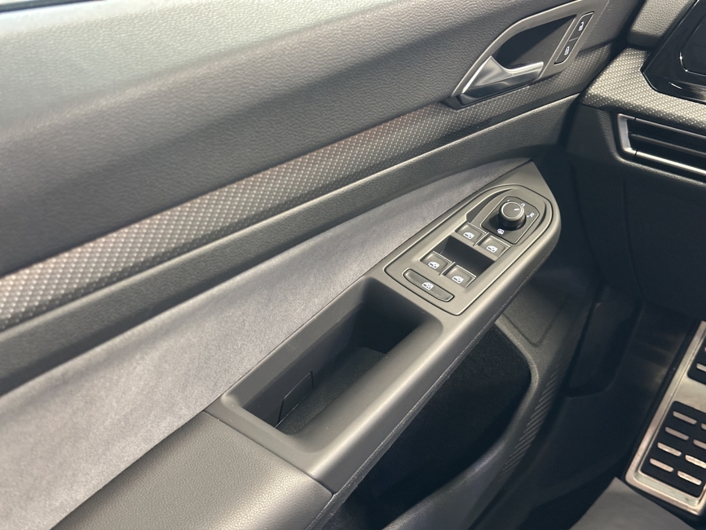 Golf Variant Mildhybrid VIII 1.5 eTSI R-Line DSG 96kW LED AHZV Rückfahrkamera