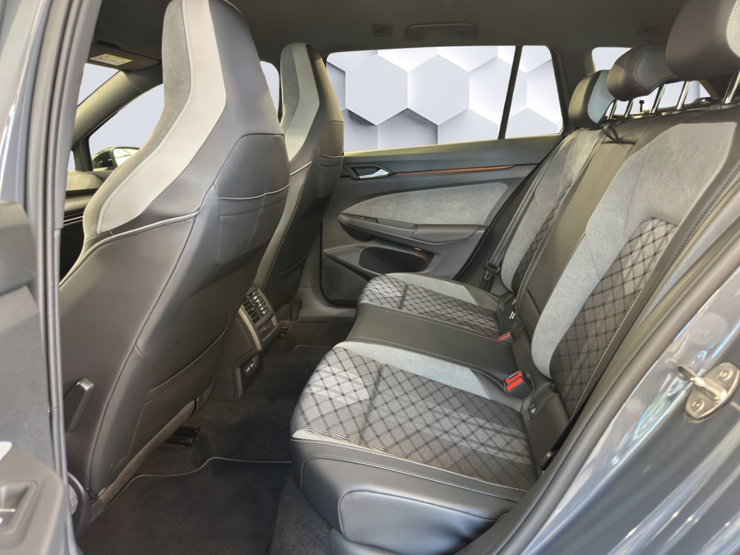 Golf Variant Mildhybrid VIII 1.5 eTSI R-Line DSG 96kW LED AHZV Rückfahrkamera