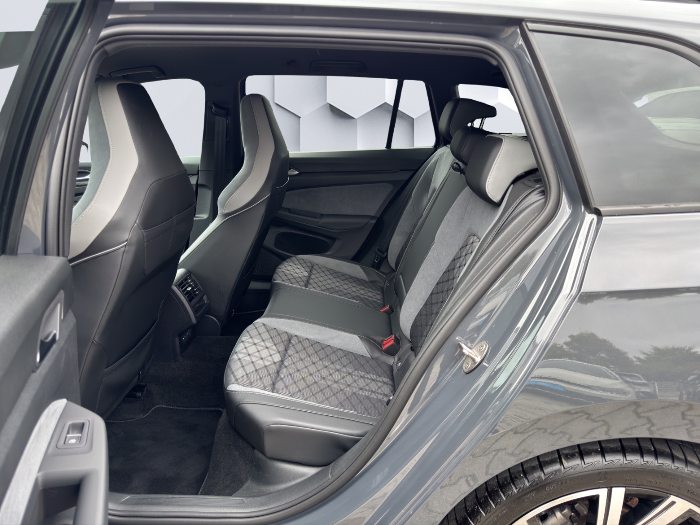 Golf Variant Mildhybrid VIII 1.5 eTSI R-Line DSG 96kW LED AHZV Sitzheizung