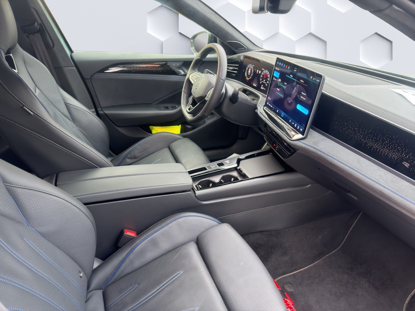 Passat Variant 2.0TSI 195kW 4M DSG R-Line AHZV MatrixLED HuD ACC 360°Kamera ParkAssist Standheizung