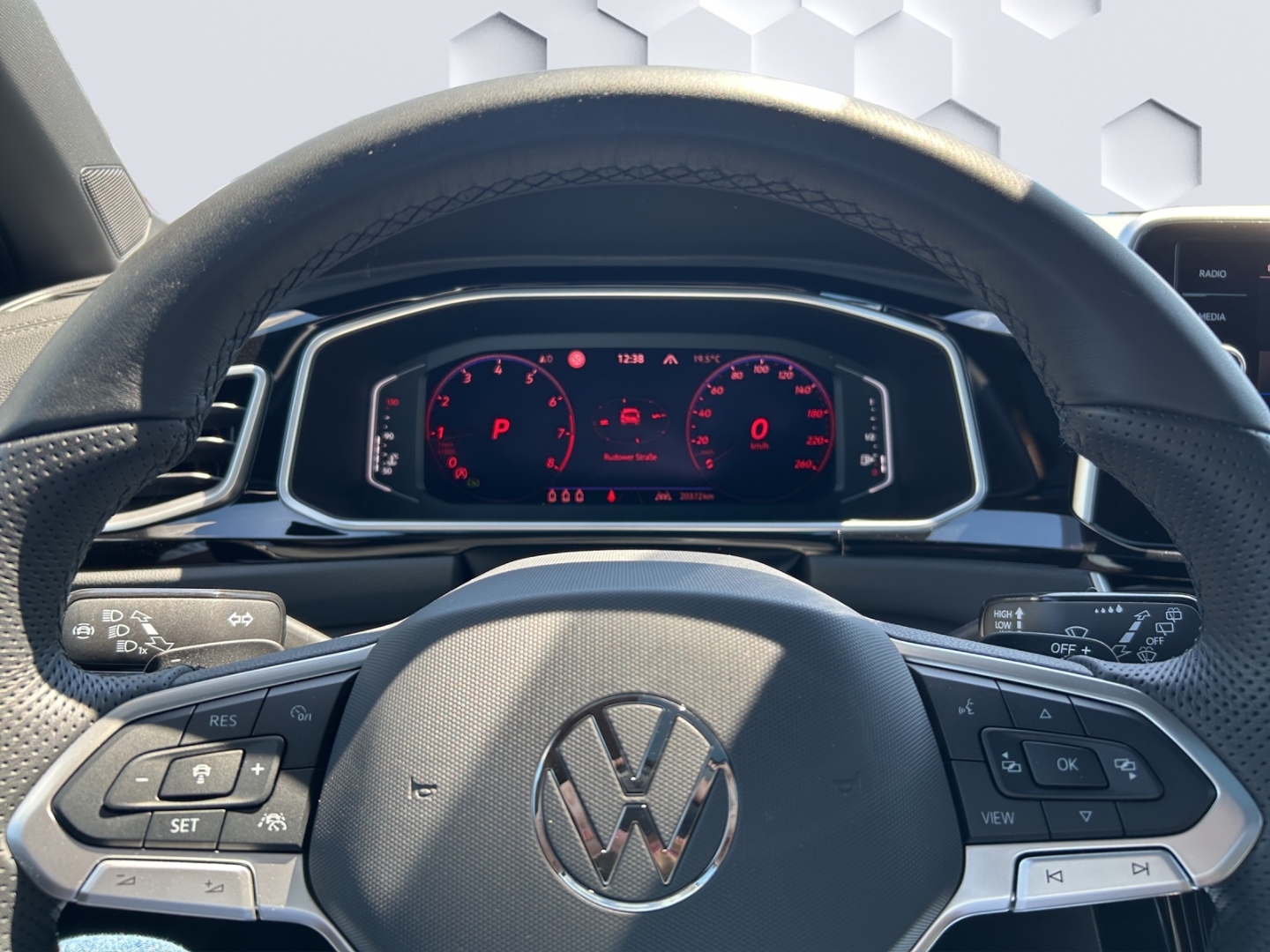 T-Roc R-Line 2.0TSI 140kW DSG 4Motion AHZV MatrixLED PanoDach ACC Rückfahrkamera ParkAssist Sitzheizung