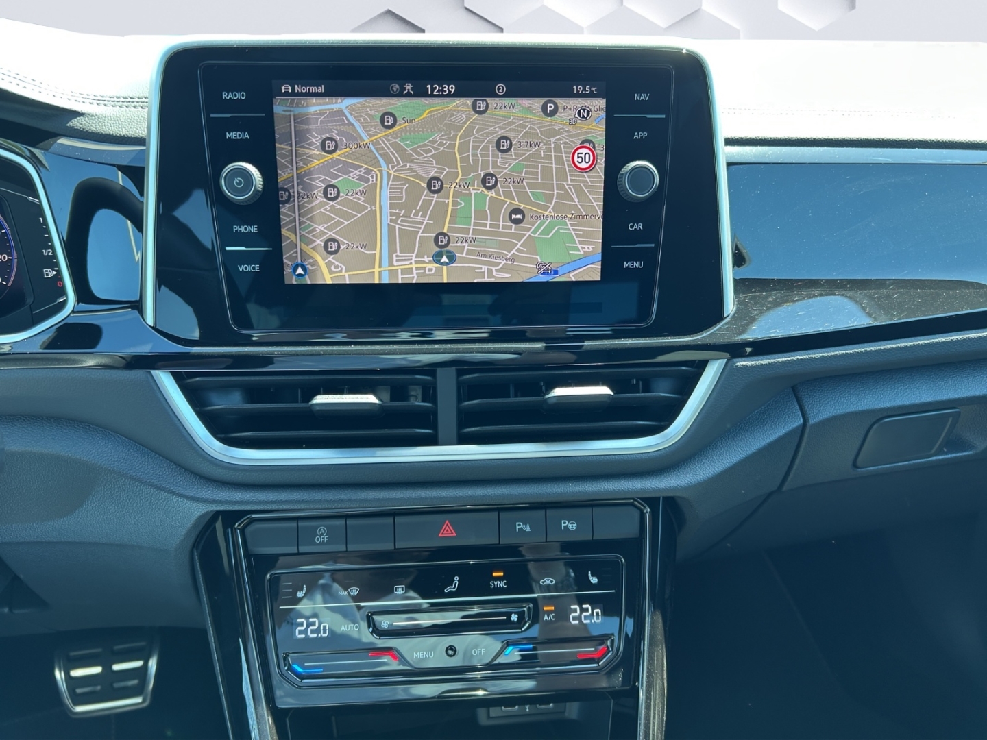 T-Roc R-Line 2.0TSI 140kW DSG 4Motion AHZV MatrixLED PanoDach ACC Rückfahrkamera ParkAssist Sitzheizung