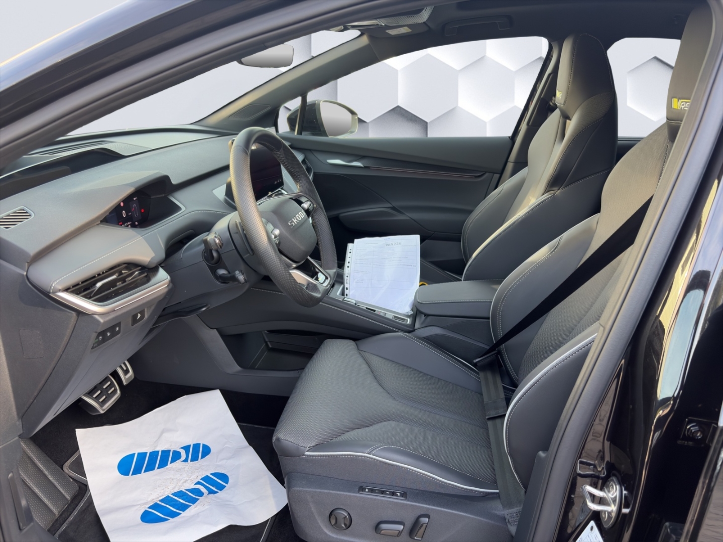 Enyaq RS 250kW 4x4 AHZV MatrixLED HuD PanoDach DCC 360°Kamera ParkAssist Sitzheizung
