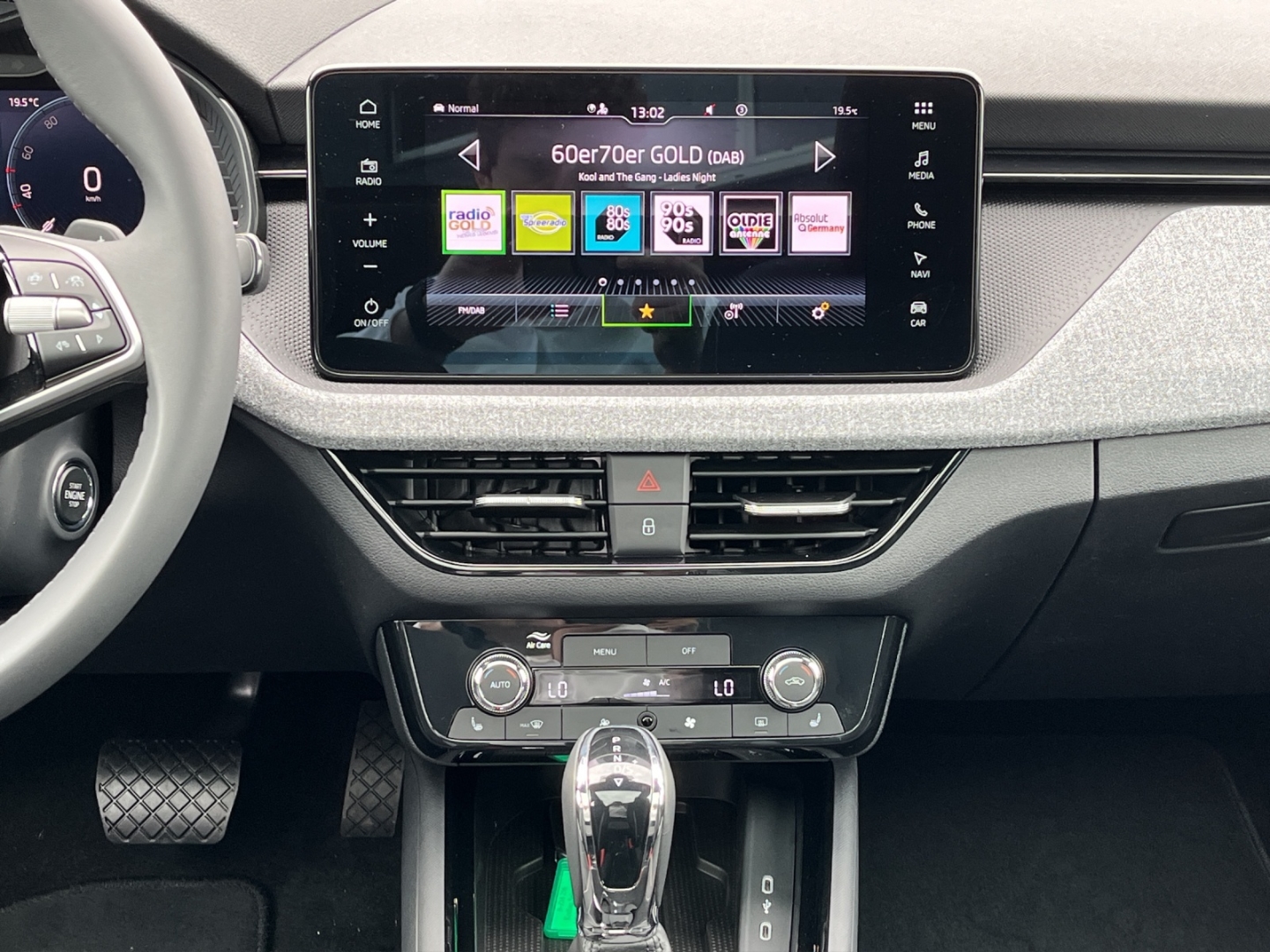Scala Tour 1.5 TSI EU6e AHK-klappbar Panorama Navi Digitales Cockpit LED Sperrdiff. ACC