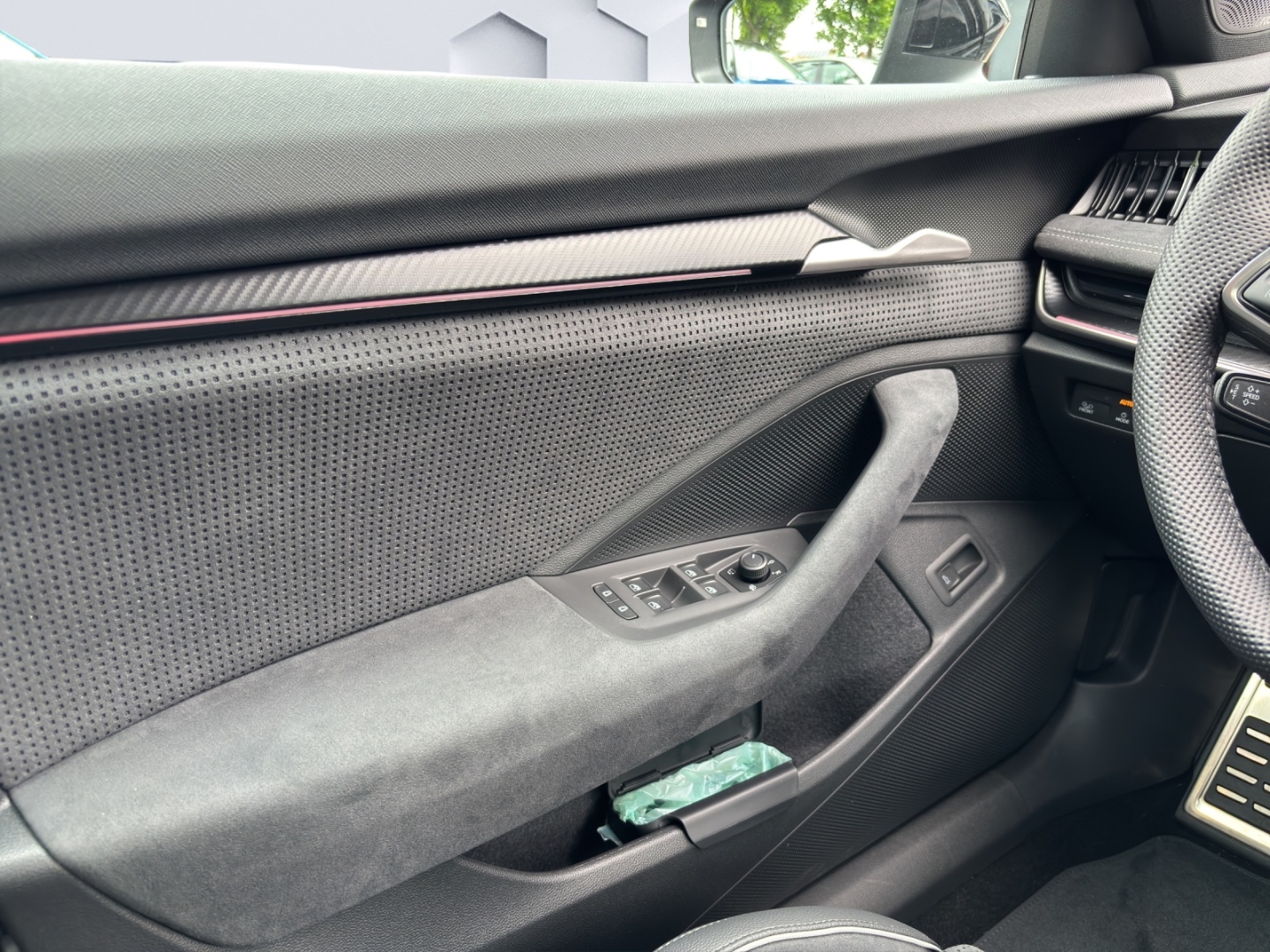 Superb Combi 2.0 TSI Pano Canton Sound Sportline AHK Familienpaket
