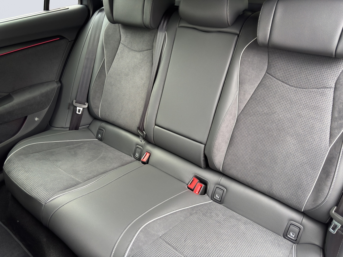 Superb Combi 2.0 TSI Pano Canton Sound Sportline AHK Familienpaket