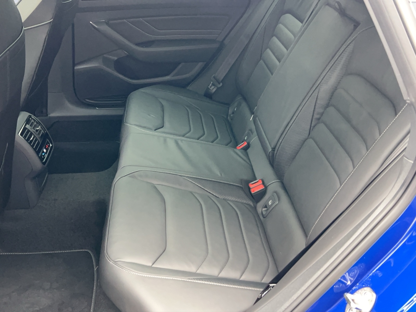 Arteon 4Motion R-Line 2.0l TDI DSG StHz Leder W+S Reifen