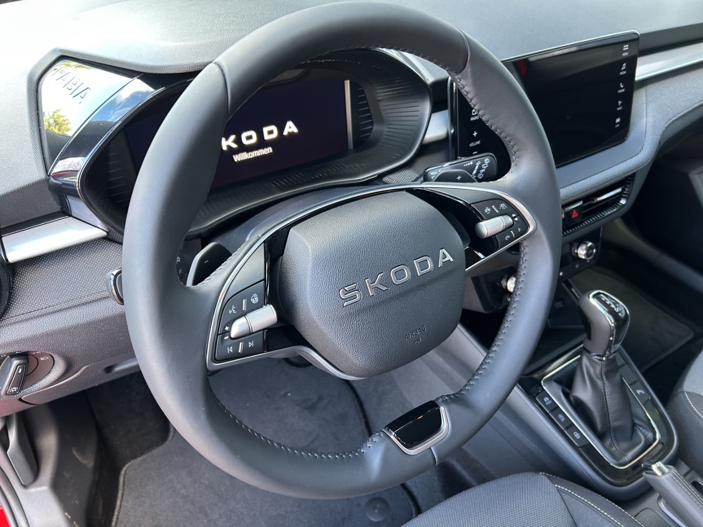 Fabia Tour Navi Digitales Cockpit LED Sperrdiff. ACC Mehrzonenklima Fahrerprofil DAB