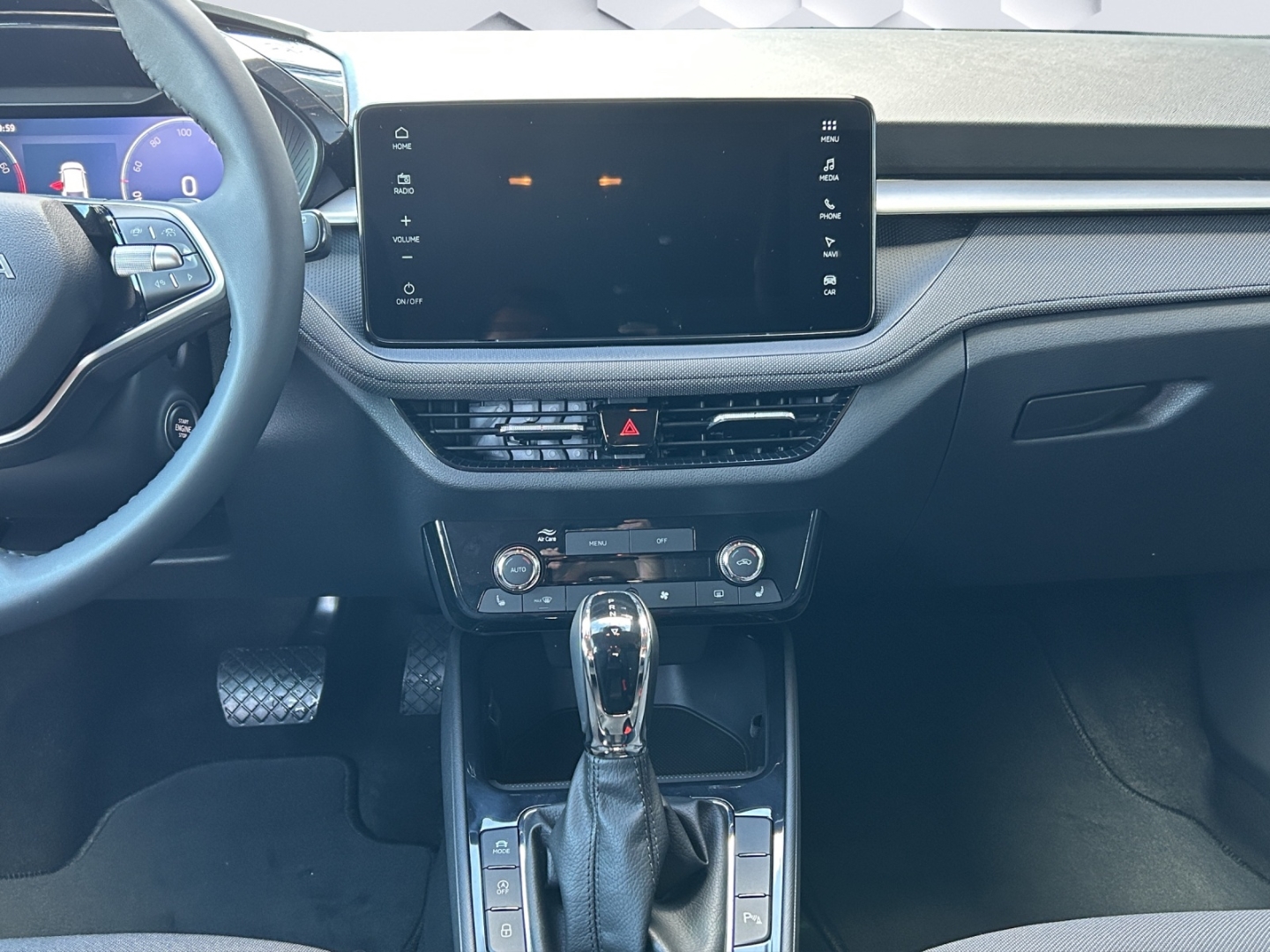 Fabia Tour Navi Digitales Cockpit LED Sperrdiff. ACC Mehrzonenklima Fahrerprofil DAB