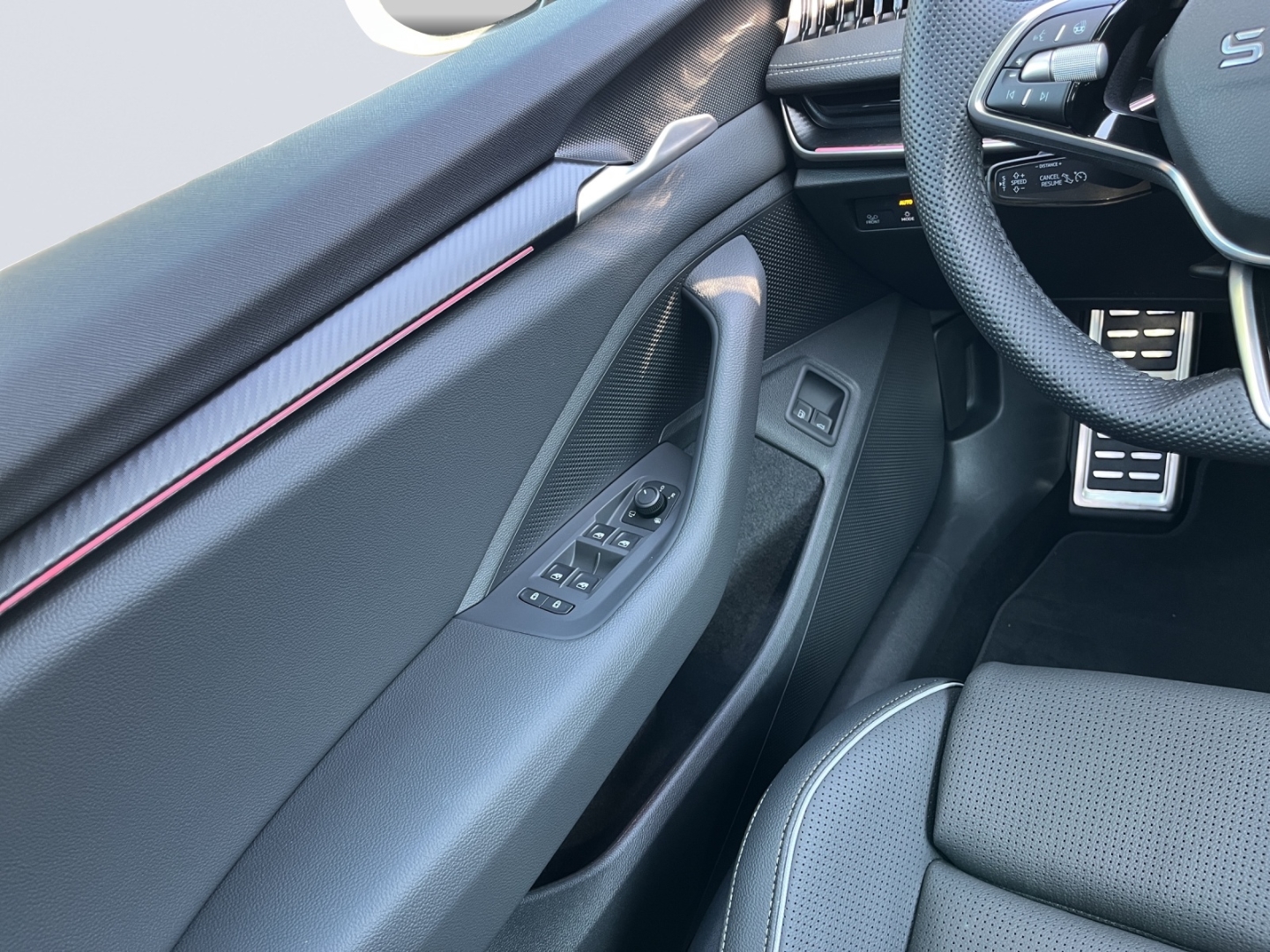 Superb Combi 1.5 TSI iV 150 kW Sportline HUD AD AHK-klappbar El. Panodach Digitales Cockpit