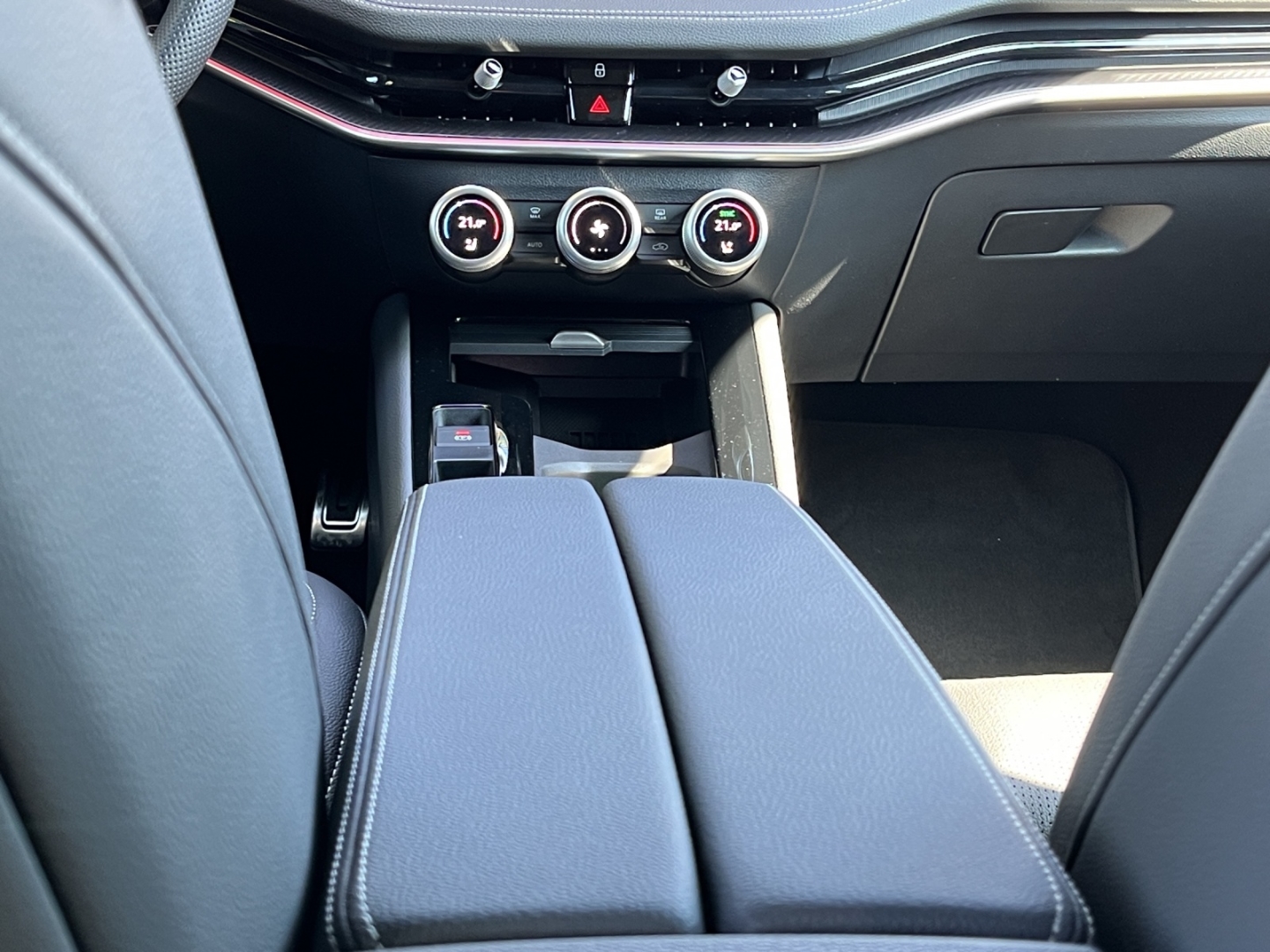 Superb Combi 1.5 TSI iV 150 kW Sportline HUD AD AHK-klappbar El. Panodach Digitales Cockpit