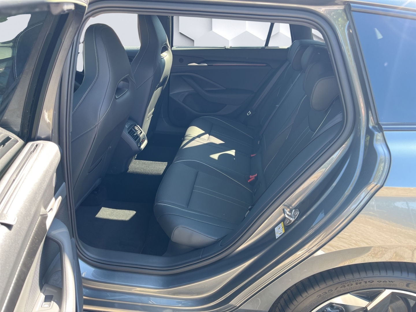 Superb Combi 1.5 TSI iV 150 kW Sportline HUD AD AHK-klappbar El. Panodach Digitales Cockpit