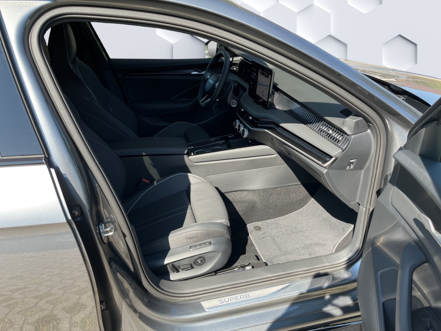 Superb Combi 1.5 TSI iV 150 kW Sportline HUD AD AHK-klappbar El. Panodach Digitales Cockpit
