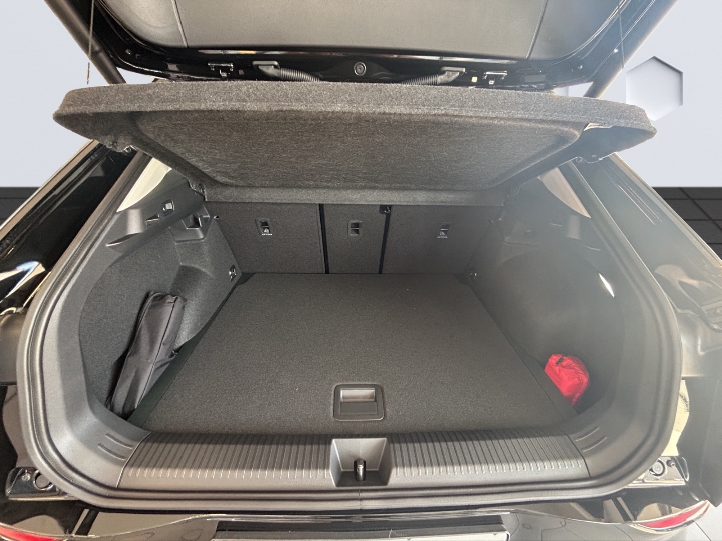 T-Roc Style 1.5l eTSI DSG AhK W+S Reifen IQ.Drive & Light