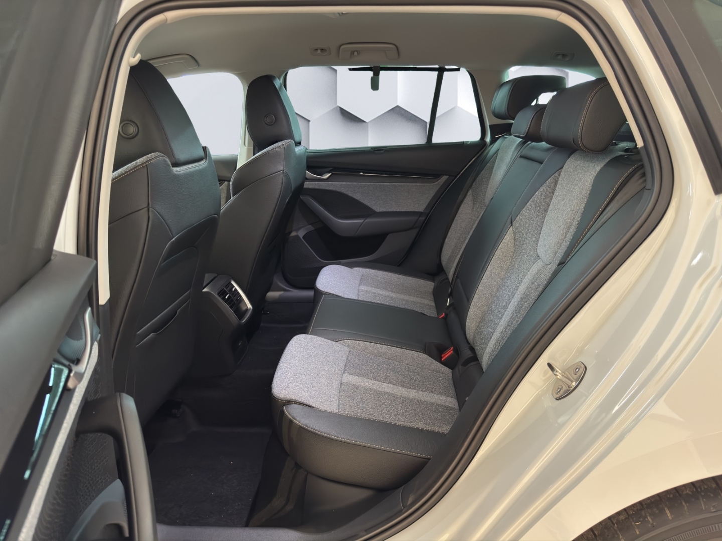 Octavia Balance Combi 2.0 TDI 110 kW Tour El. Verdeck HUD AHK-klappbar Navi Digitales Cockpit