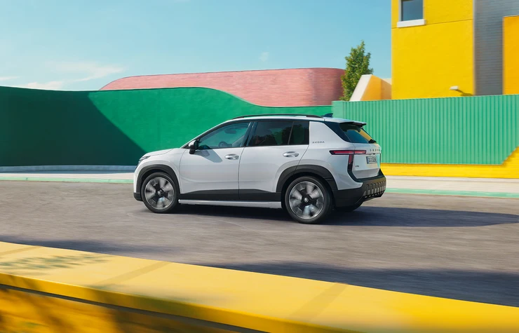 Skoda Epiq fährt Seitenansicht