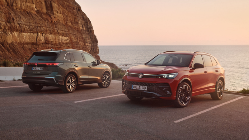 Volkswagen Tiguan in einer modernen Umgebung – Herstellerbild